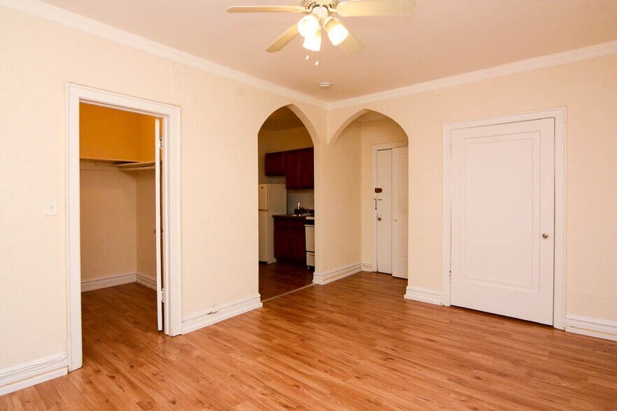 Building Photo - 4834 N Damen Ave