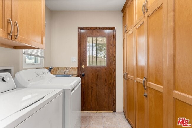 Building Photo - 6350 W 85th Pl