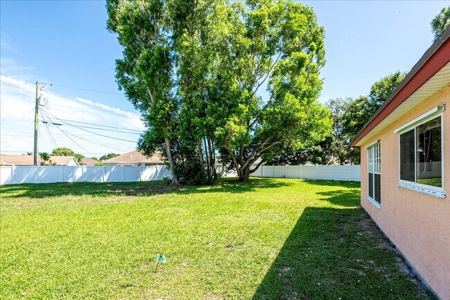 Building Photo - 2175 SE Heathwood Cir