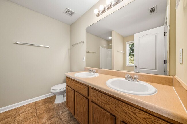 Building Photo - 4750 Ferncrest Pl