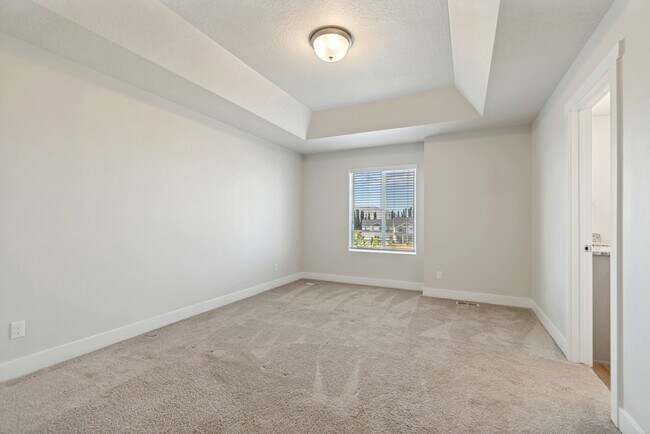 Building Photo - 65 E 970 N