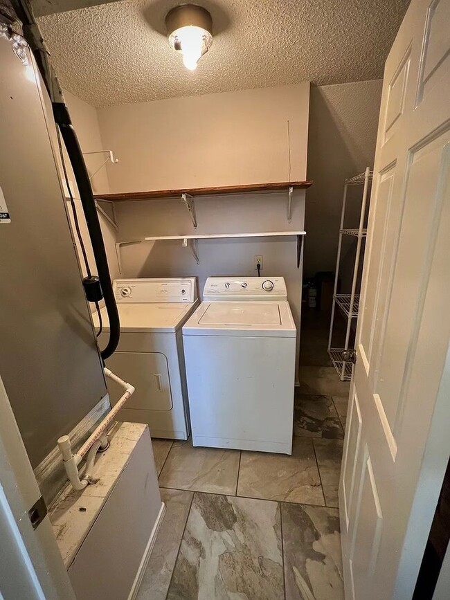 Building Photo - Updated condo at Cobblestone, closet to Campus!