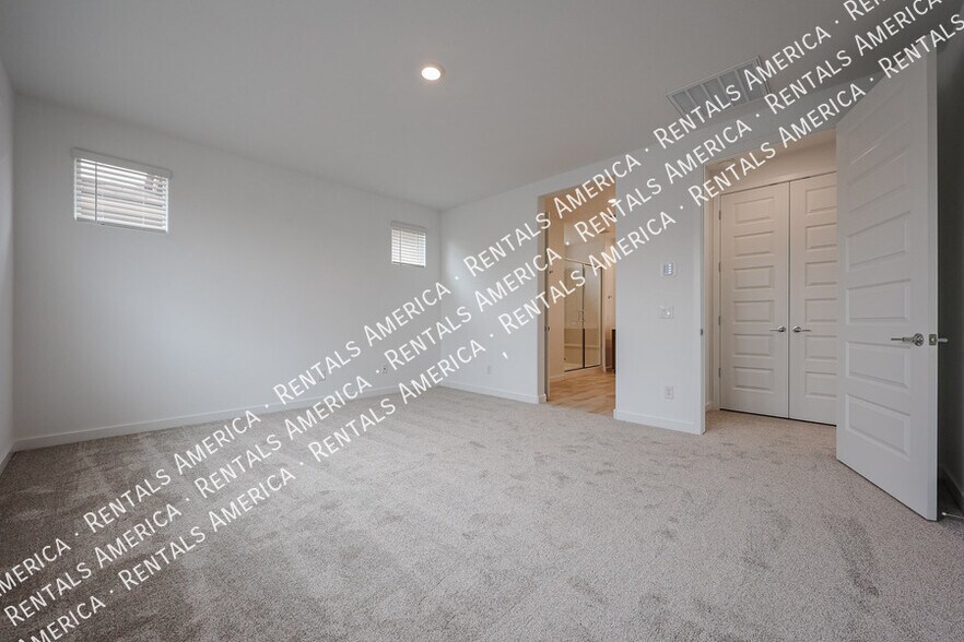 Building Photo - 10151 E Ulysses Ave