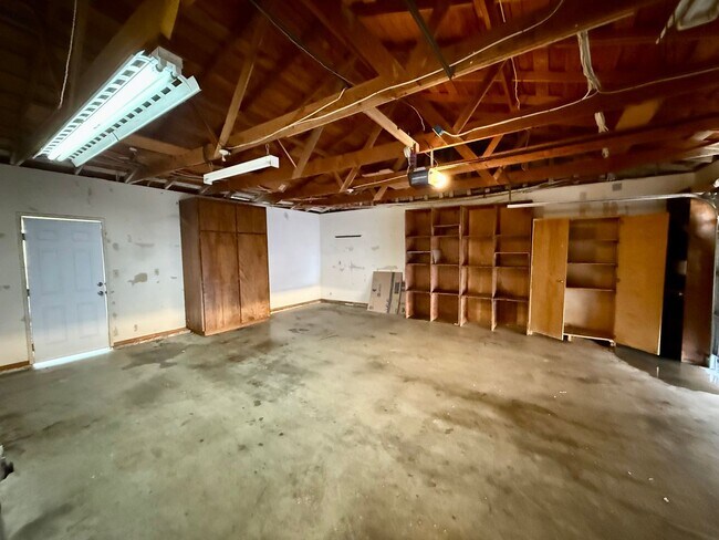 Building Photo - Single story home in established neighborhood!