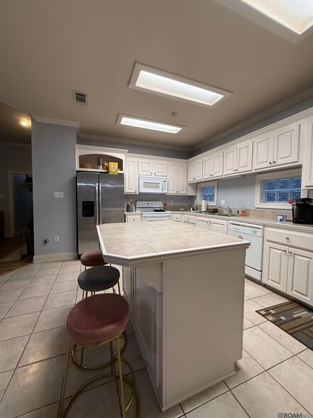 Building Photo - 5545 Ducros Dr