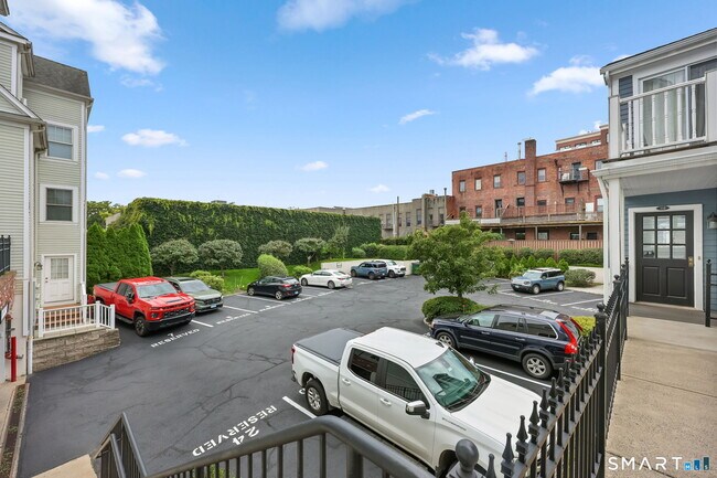 Building Photo - 10 Haviland St