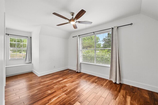 Building Photo - 3405 Santa Fe Dr