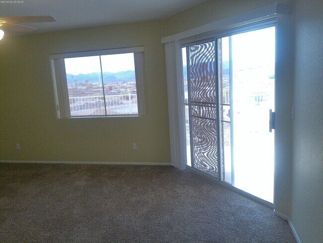 Building Photo - Long Term 3 bedroom 2 bath 3 car