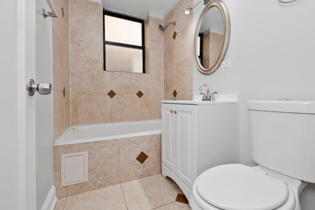 Building Photo - Three Bedroom in South Shore