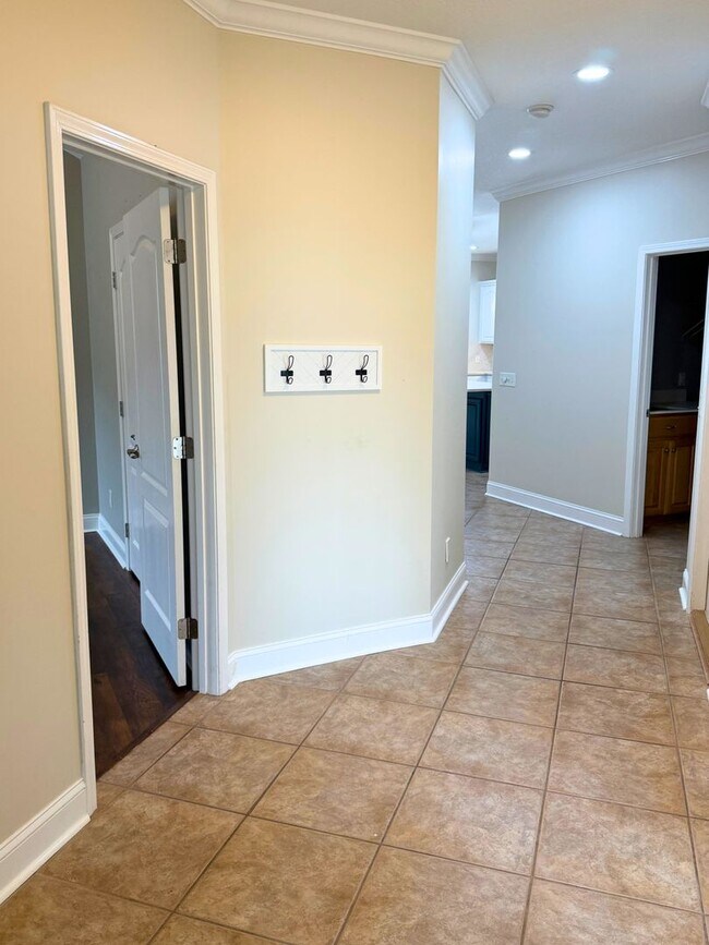 Building Photo - Rare find! 4/3 with amenities!