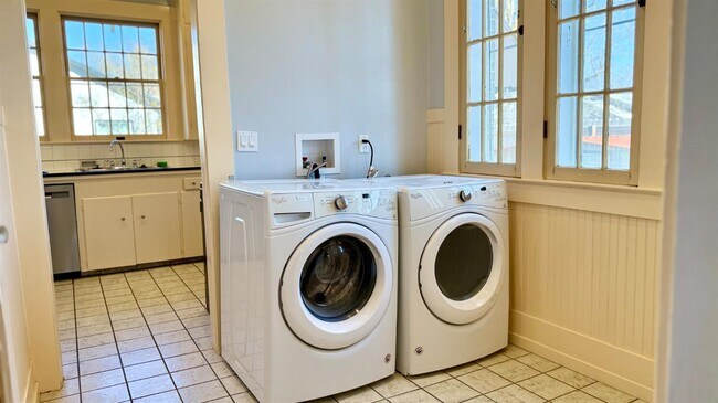 Building Photo - 130 E Malone St