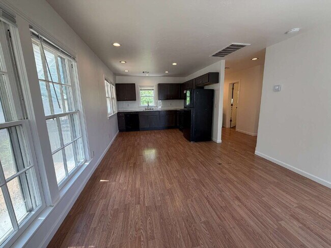 Building Photo - 2225 N Gatewood Ave