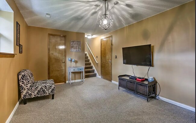 Building Photo - 420 SE Onyx Dr