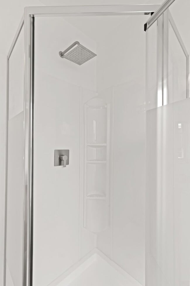 Building Photo - Spacious 1 Bedroom Apartment with Den - In Unit Laundry!