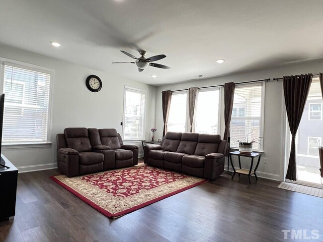 Building Photo - End Unit Luxary Townhome for Rent Apex