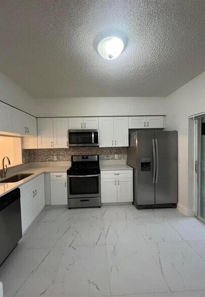 Building Photo - 7870 Dixie Beach Cir