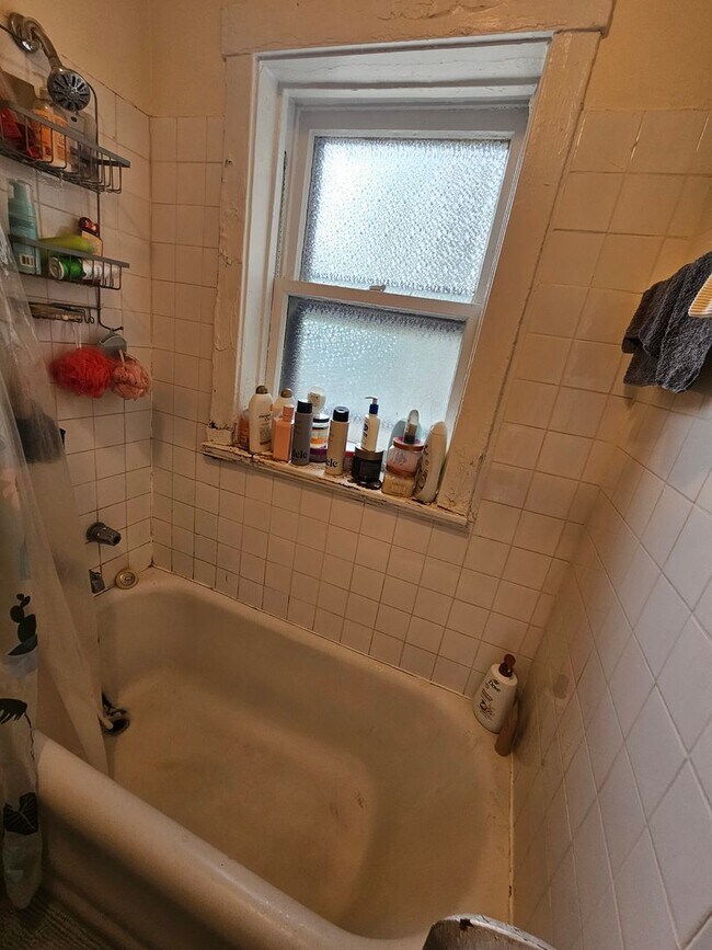 Building Photo - Lovely and Very Large Ravenswood Manor 1 BR