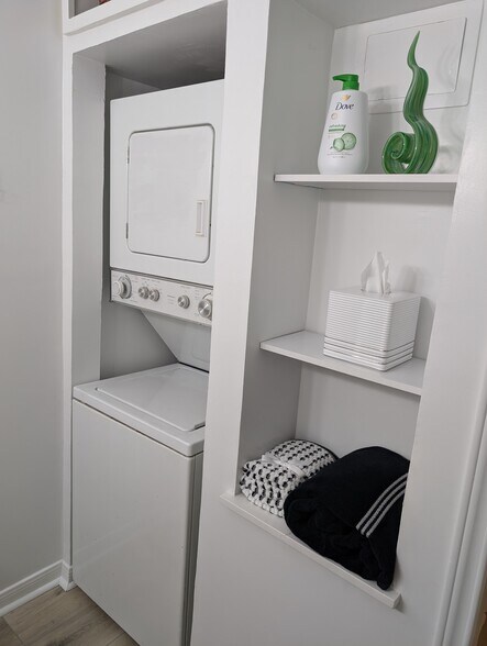 Building Photo - 18333 Roehampton Dr