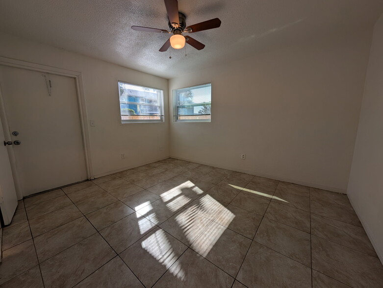 Building Photo - 2597 N Oleander Ave