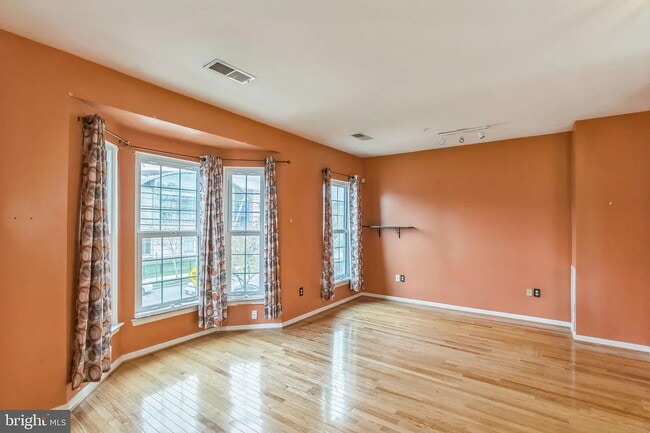 Building Photo - Charming townhouse on Metro bus line, shor...