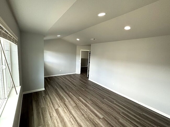 Building Photo - 4 bedroom 2.5 bathroom home in the heart o...