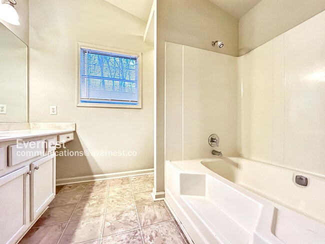 Building Photo - 3750 Greenbrook Dr