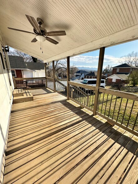 Building Photo - 923 E Hillcrest Dr