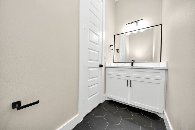 Building Photo - 127 E 38th St