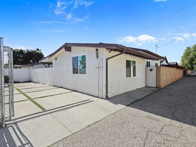 Building Photo - 15803 Chatsworth St