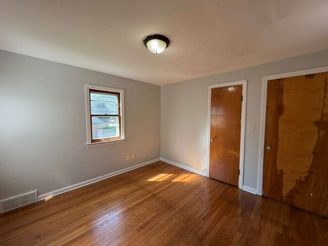Building Photo - 1482 Dille Rd