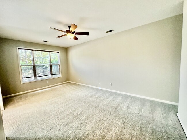 Building Photo - Spacious Townhome with a Private Courtyard in Westbury Park!