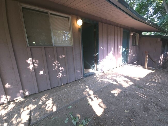 Building Photo - Quaint Studio On West Side of The Hill