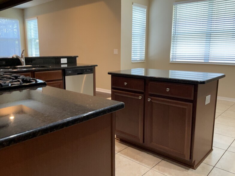 Building Photo - 16017 Loneoak View Dr