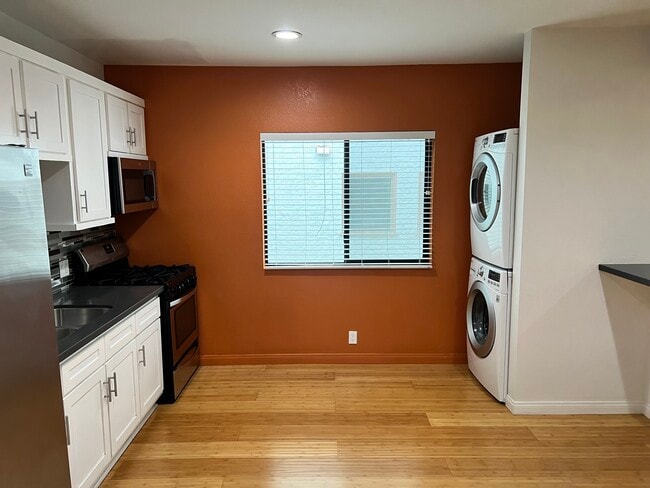 Building Photo - 453 S Chicago St