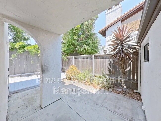 Building Photo - 2102 Cliff Dr