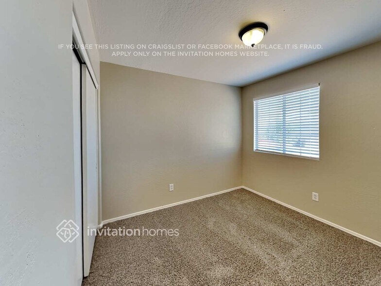 Building Photo - 11821 W Laurel Ln