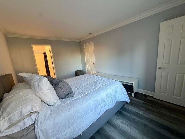 Building Photo - Spacious and Modern 2BR Condo in UTC, San Diego