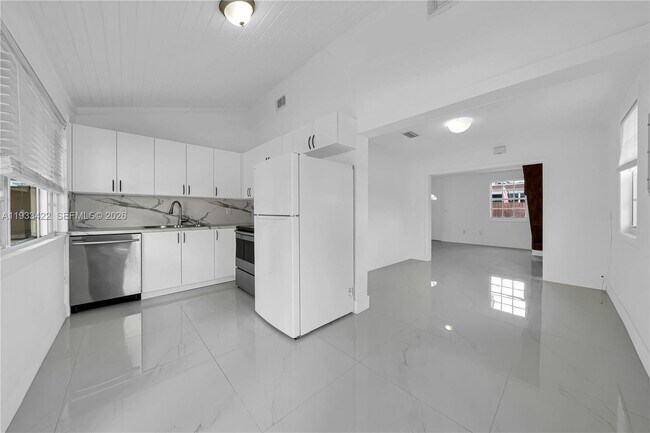 Building Photo - 2731 SW 24th St