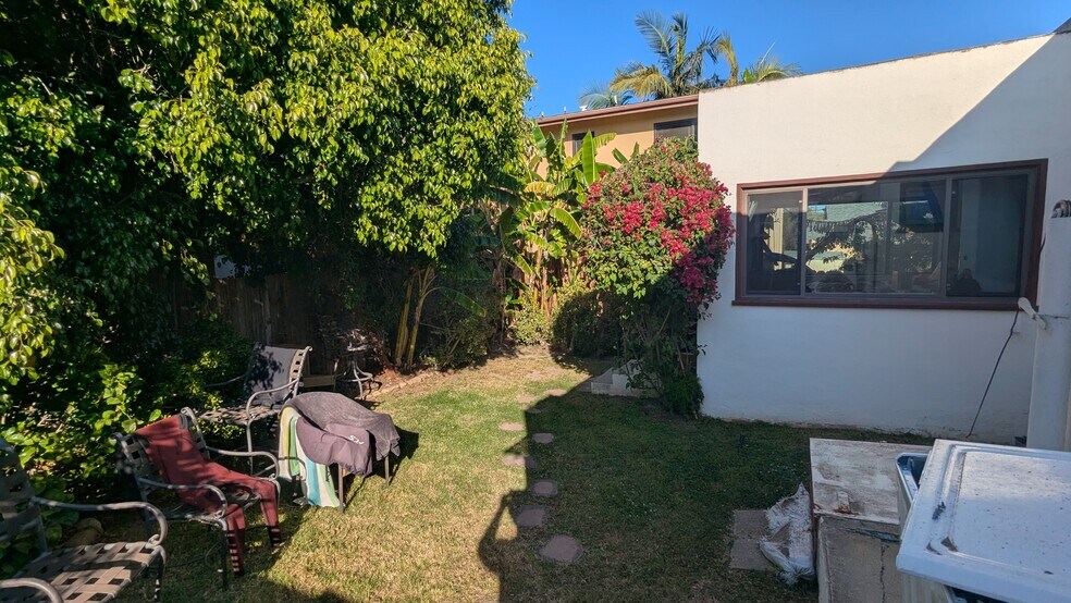 Building Photo - 2510 De la Vina St