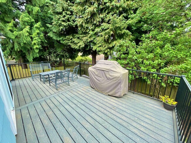 Building Photo - Elegant Three Bedroom Ravenna Home