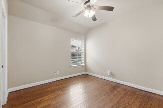 Building Photo - Spacious 3 Bed, 2 Bath House in Edelweiss Gartens Available Now!