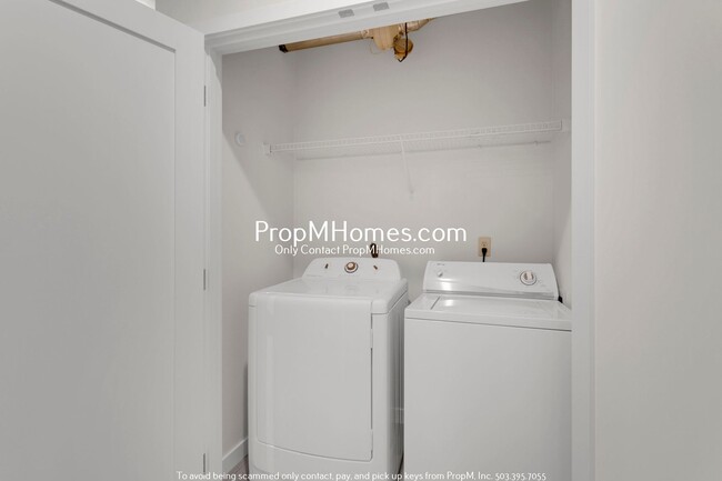 Building Photo - Luxury One-Bedroom Condo in Downtown Gresh...