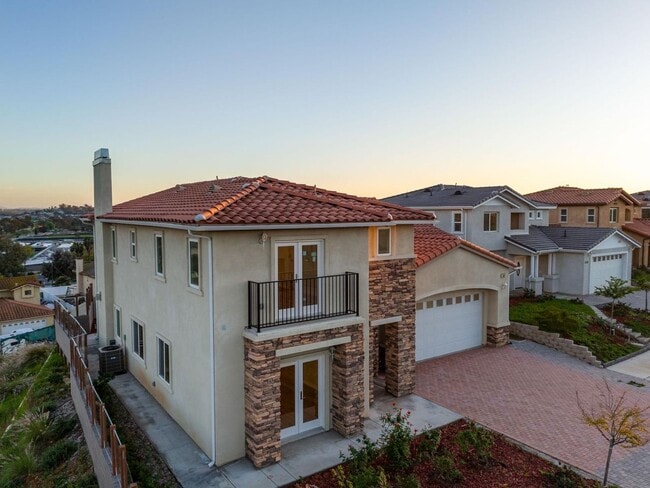 Building Photo - 5 Bedroom house with view