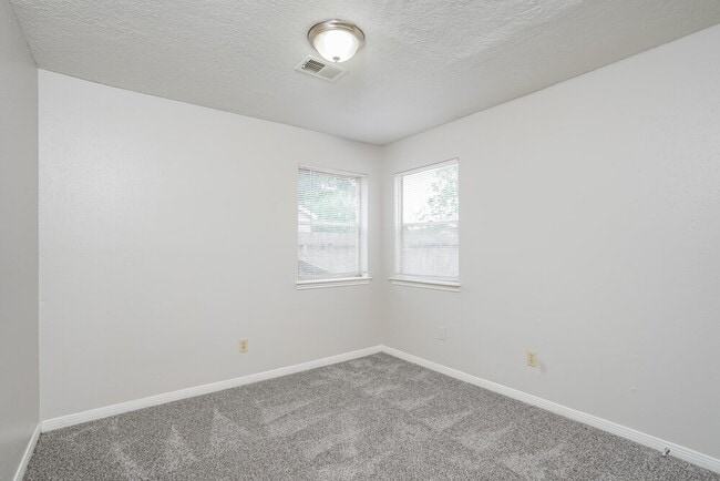 Building Photo - 6862 Heather Hollow Dr