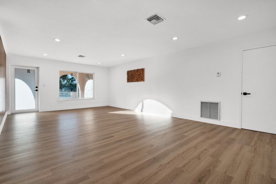 Building Photo - 4701 SW 104th Ct