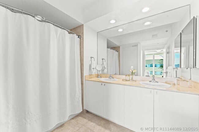 Building Photo - 1551 N Flagler Dr