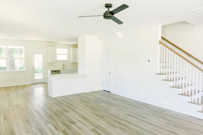 Building Photo - 3BD/2.5BA TOWNHOUSE-Walking Distance to Avondale, Greenway and Short Drive to Downtown Charleston...