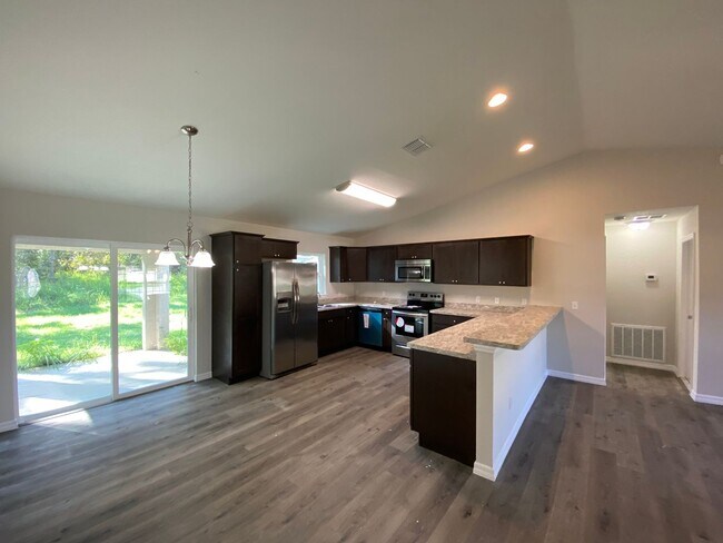 Building Photo - Custom Home - Desirable SE Ocala Neighborhood 3/2/2 **Won't Last**