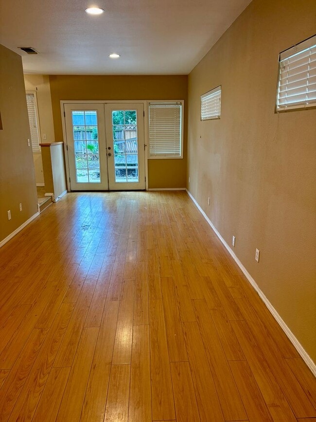 Building Photo - 3bed/2bath Home with large yard in South Sac