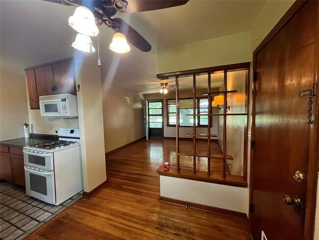 Building Photo - 511 Fleetwood Dr